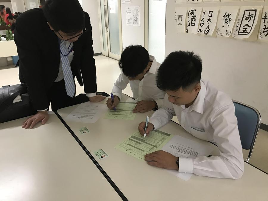 学校ベトナム人.jpg