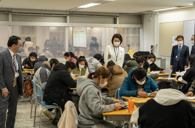 22.02.14参議院文教科学委員会委員視察_教室.jpg