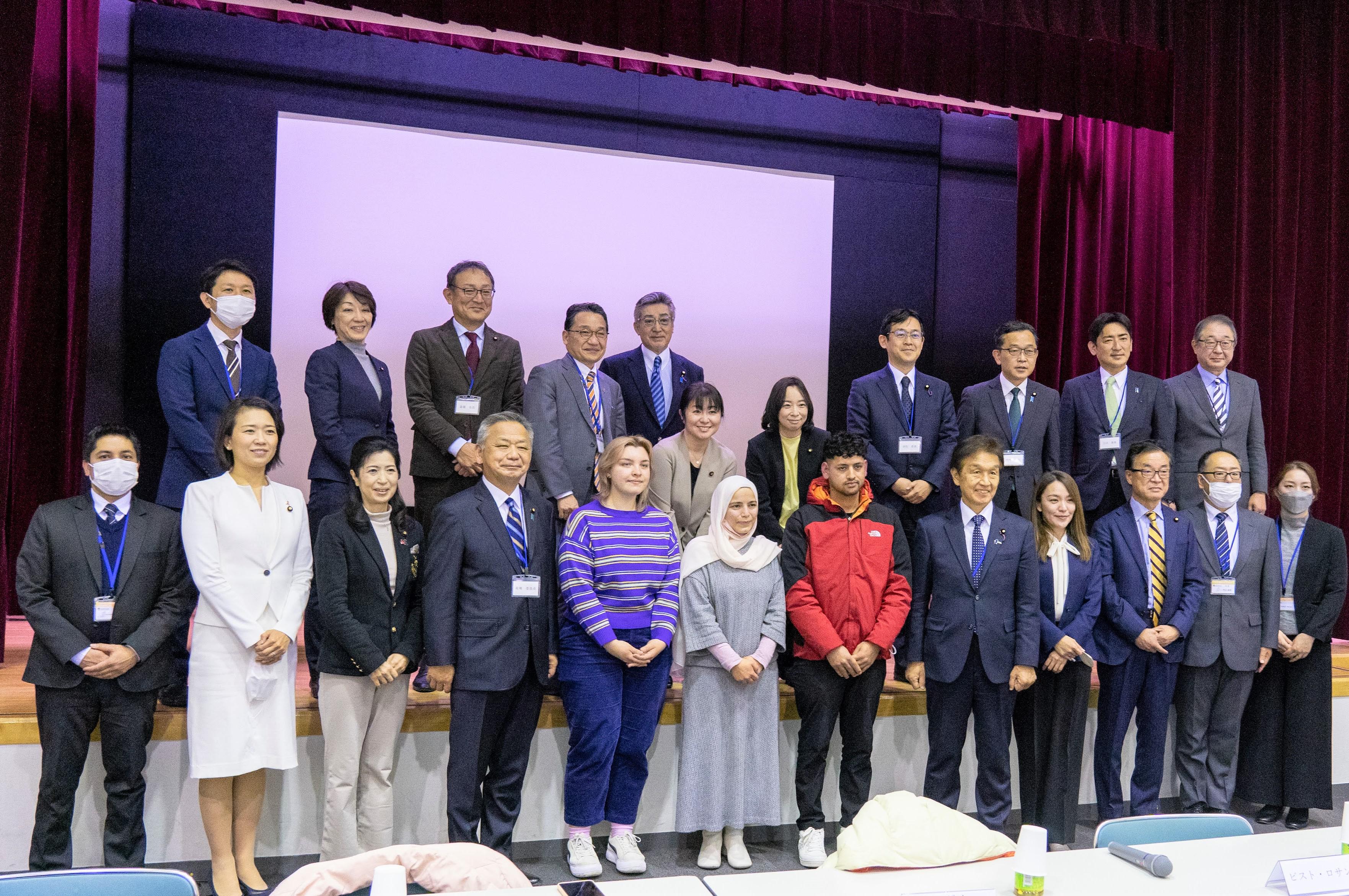 22.02.14参議院文教科学委員会委員視察_集合写真.jpg